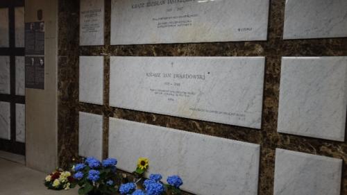Warszawa – grób ks. Jana Twardowskiego w krypcie w Panteonie Wielkich Polaków Światyni Opatrzności Bożej