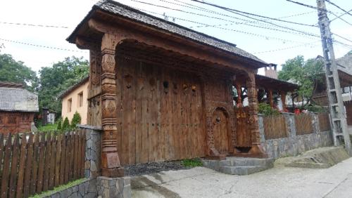 Deseşti – pięknie rzeźbione bramy do prywatnych domów – prawdziwe arcydzieła ciesielstwa.