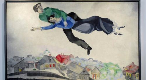 Marc Chagall. Zakochani nad miastem (1915). Artysta płynący z żoną nad Witebskiem.