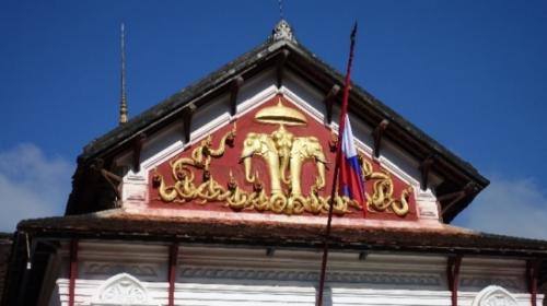 Luang Prabang – dekoracja wejścia do pałacu królewskiego
