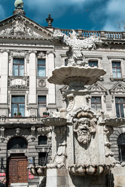 Pałac pod Globusem i barokowa fontanna na Placu Orła Białego
