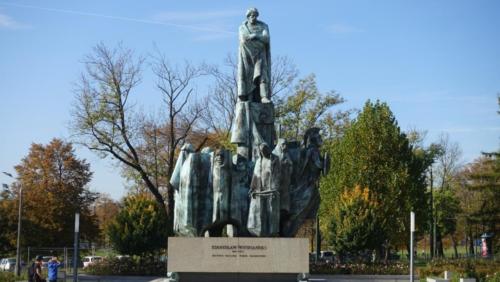 Pomnik Stanisława Wyspiańskiego obok gmachu Muzeum Narodowego  w Krakowie